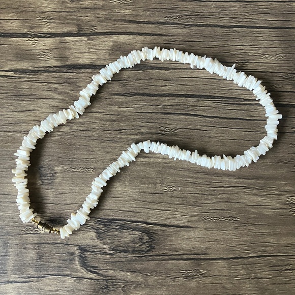 NWOT Off white shell necklace beach jewelry - Picture 2 of 4
